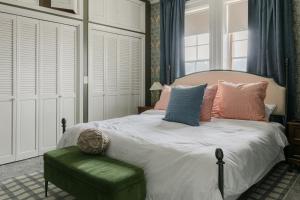 The Loudonville - 1868 Italianate Victorian - Sleeps 10