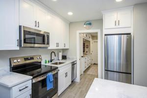 Island Living 1BR Steps to Gulf Colony Inn 55