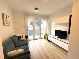 10 min from downtown, Renovated three room apartment with balcony