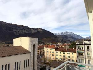 10 min from downtown, Renovated three room apartment with balcony