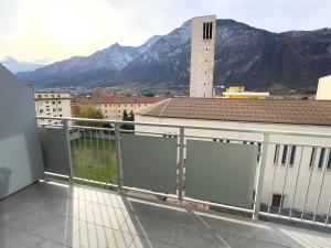 10 min from downtown, Renovated three room apartment with balcony