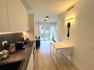 10 min from downtown, Renovated three room apartment with balcony