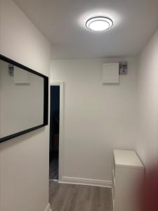 Modern Spacious Flat near City and Airport with parking & WiFi