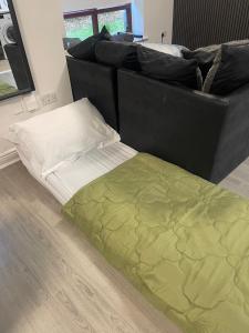 Modern Spacious Flat near City and Airport with parking & WiFi