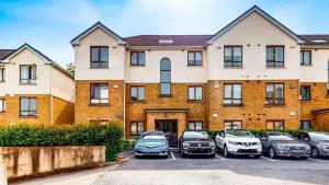 Modern Spacious Flat near City and Airport with parking & WiFi