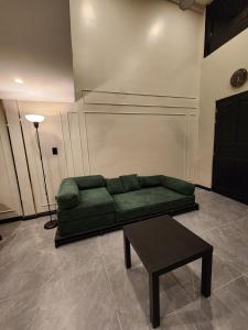 The Regal Loft - Art Deco Stay Near Picnic Grove