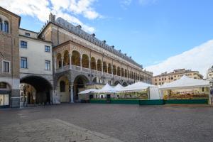 GuestHost - Piazza della Frutta Studio Apartments