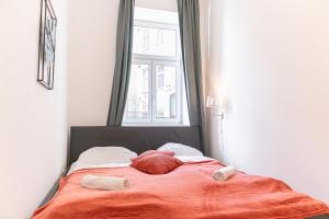 Welcoming 2BR & 1LR Budget Apartment well connected Ideal for Long stays