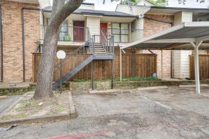 Whole 1 Bedroom Apt w Swimming Pool Condo 2 Mi to White Rock Lake!