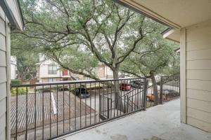 Whole 1 Bedroom Apt w Swimming Pool Condo 2 Mi to White Rock Lake!