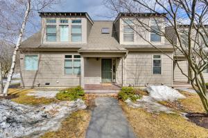 Bright Condo with Community Perks Near Ski Quechee!