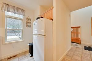 Bright Condo with Community Perks Near Ski Quechee!