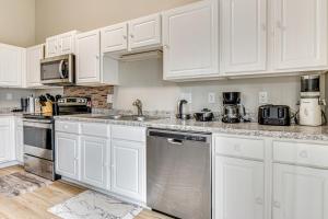 9 Mi to Dtwn Indy Suburban Group Retreat with Yard