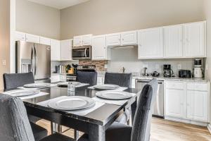 9 Mi to Dtwn Indy Suburban Group Retreat with Yard