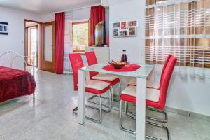 Cozy apartment MARISOL with pleasant terrace in Nerezine