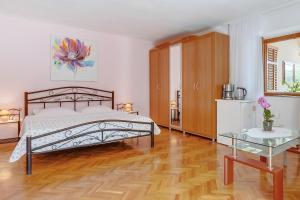 Cozy apartment MARISOL with pleasant terrace in Nerezine
