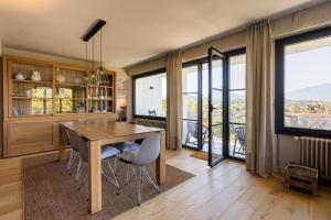 Vue exceptionnelle sur lac dAnnecy et Montagnes