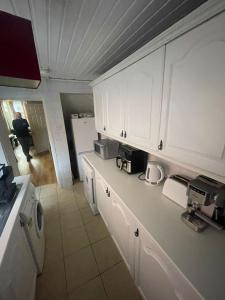 Bright & Spacious 4-Bed Home Free Parking Sleeps 8