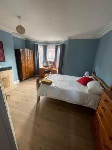 Bright & Spacious 4-Bed Home Free Parking Sleeps 8