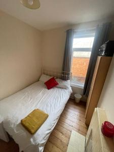 Bright & Spacious 4-Bed Home Free Parking Sleeps 8