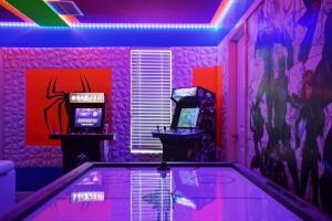 Close to Disney! Pool, Spa, Game, & Movie Room!