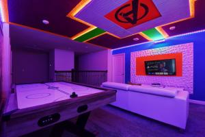 Close to Disney! Pool, Spa, Game, & Movie Room!