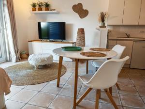 Studio Amor op het gelijkvloers met tuintje nabij strand