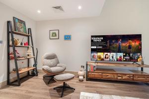 Massive 2,000 sqft 1BR with Private Terrace & BBQ