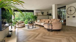 Elegant Luxury Villa with Large Garden, Near Beach & City