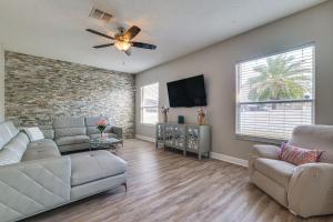 Group-Ready Theme Park Hub with Pool in Davenport