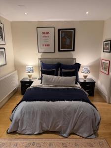 Double bedroom in homely, 5 bedroom family house by the river in Fulham