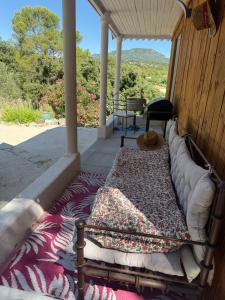 Chalet with a view of Pic Saint Loup, large garden