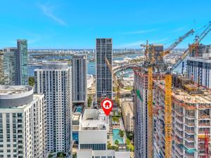 Chic Downtown Miami 2BR City Views Rooftop Pool