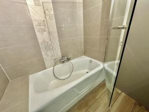 NEW 4 pp design appartment, ski in-out, mountain view