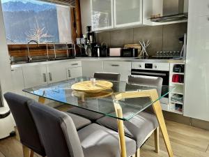 NEW 4 pp design appartment, ski in-out, mountain view