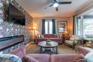 5 Bedroom 2 & 1 half Bath Group Stay Fun Design in Quiet Neighborhood