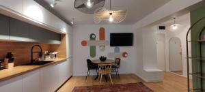 Warm & chic designer apartment in the South