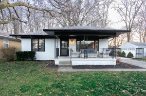 5 Bedroom 2 & 1 half Bath Group Stay Fun Design in Quiet Neighborhood