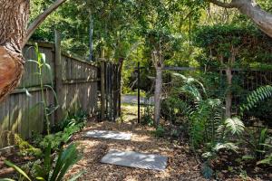 The Alphen Treehouse - Garden Retreat with Kolkol