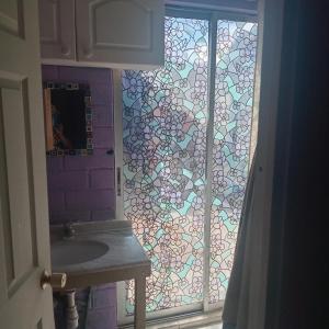 Pieza con baño privado y cama doble