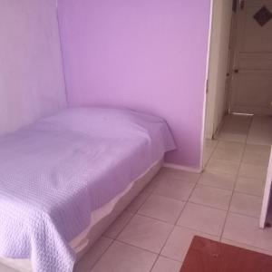 Pieza con baño privado y cama doble