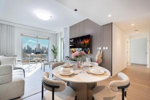 Modern 2BR, Burj & Fountains View, Dubai Mall 2 Minutes Walk