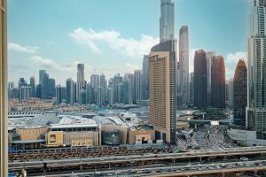 Modern 2BR, Burj & Fountains View, Dubai Mall 2 Minutes Walk