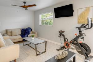 5 Mi to Downtown St Pete Private Oasis with Yard