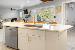 5 Mi to Downtown St Pete Private Oasis with Yard