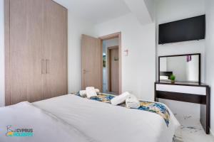 Parrots Paradise 100m from Finikoudes beachfront