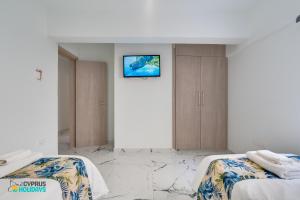 Parrots Paradise 100m from Finikoudes beachfront