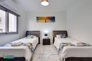 Parrots Paradise 100m from Finikoudes beachfront