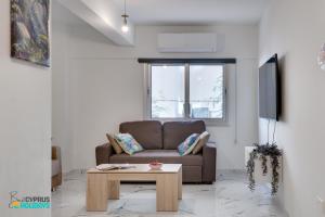 Parrots Paradise 100m from Finikoudes beachfront