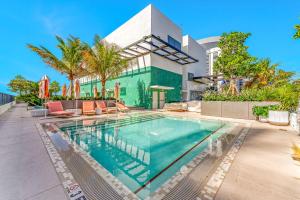 Chic Downtown Miami 2BR City Views Rooftop Pool